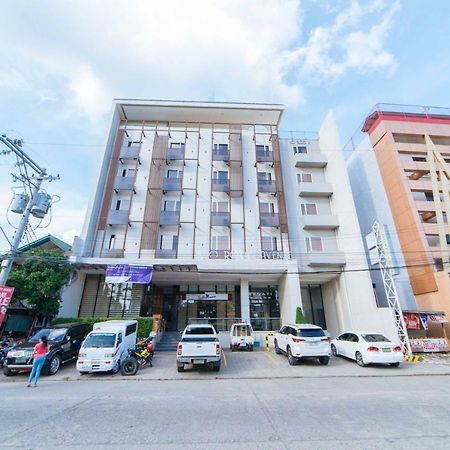 RedDoorz Plus @ Roxas Street Davao Stadt Exterior foto