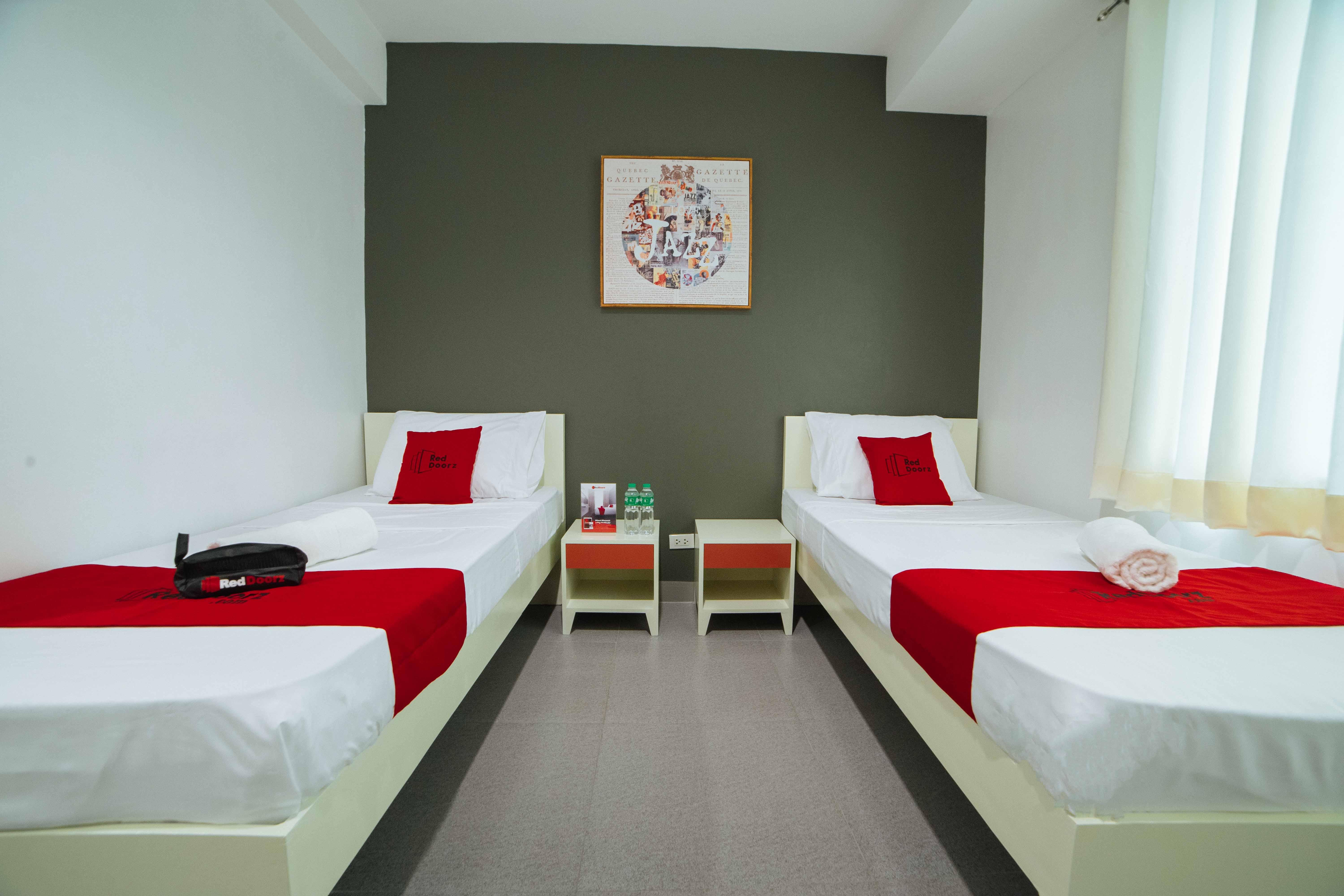 RedDoorz Plus @ Roxas Street Davao Stadt Exterior foto