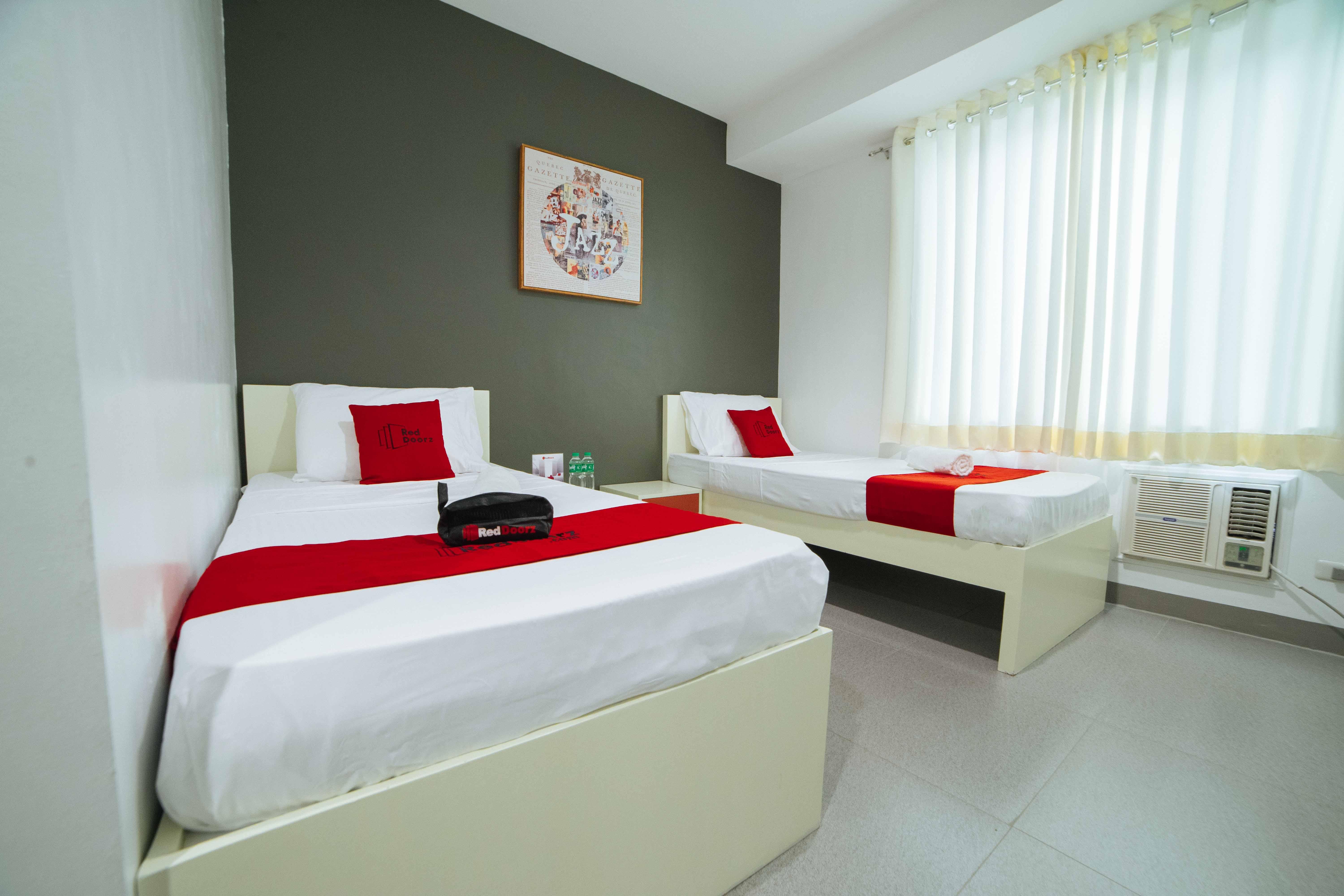 RedDoorz Plus @ Roxas Street Davao Stadt Exterior foto