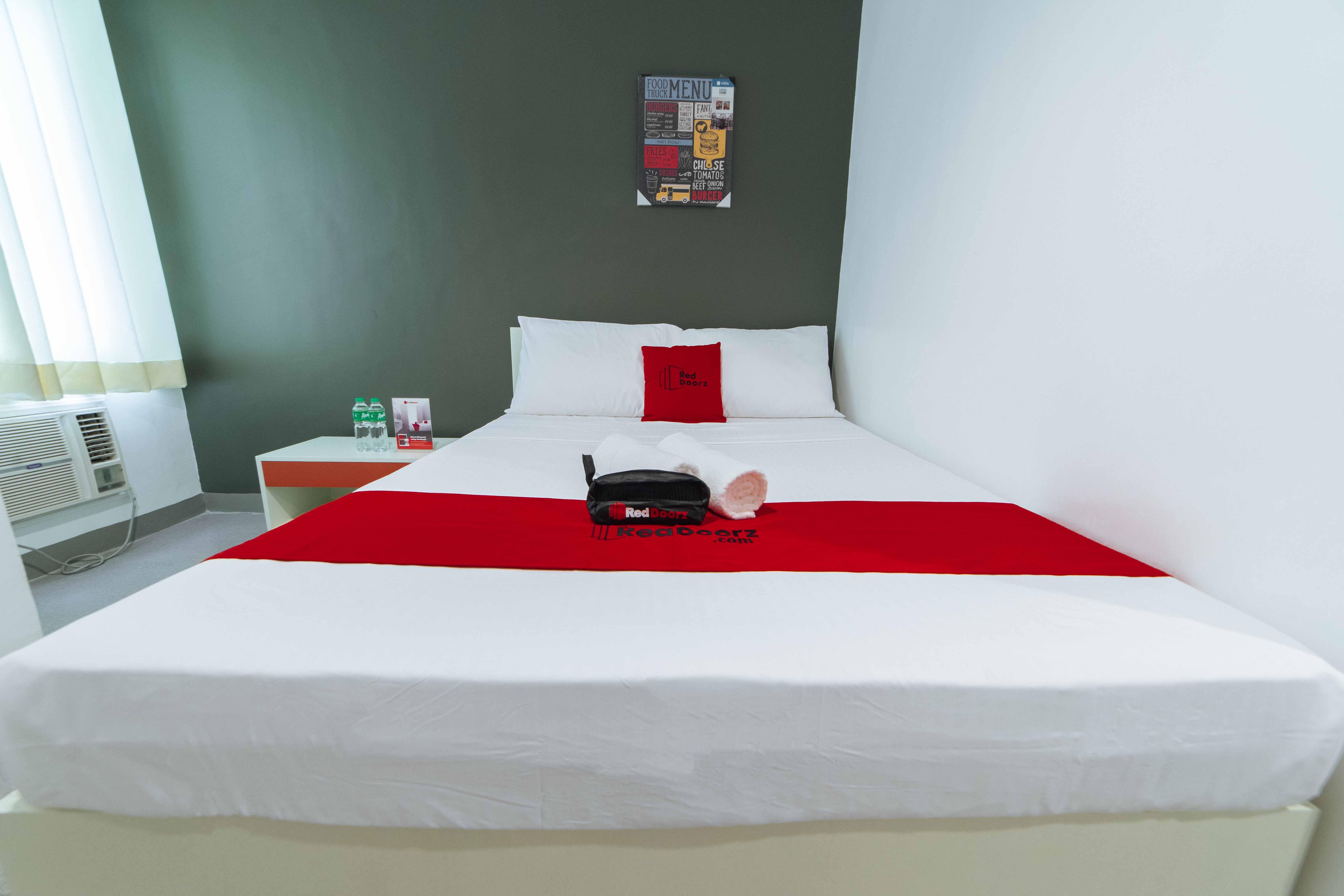 RedDoorz Plus @ Roxas Street Davao Stadt Exterior foto