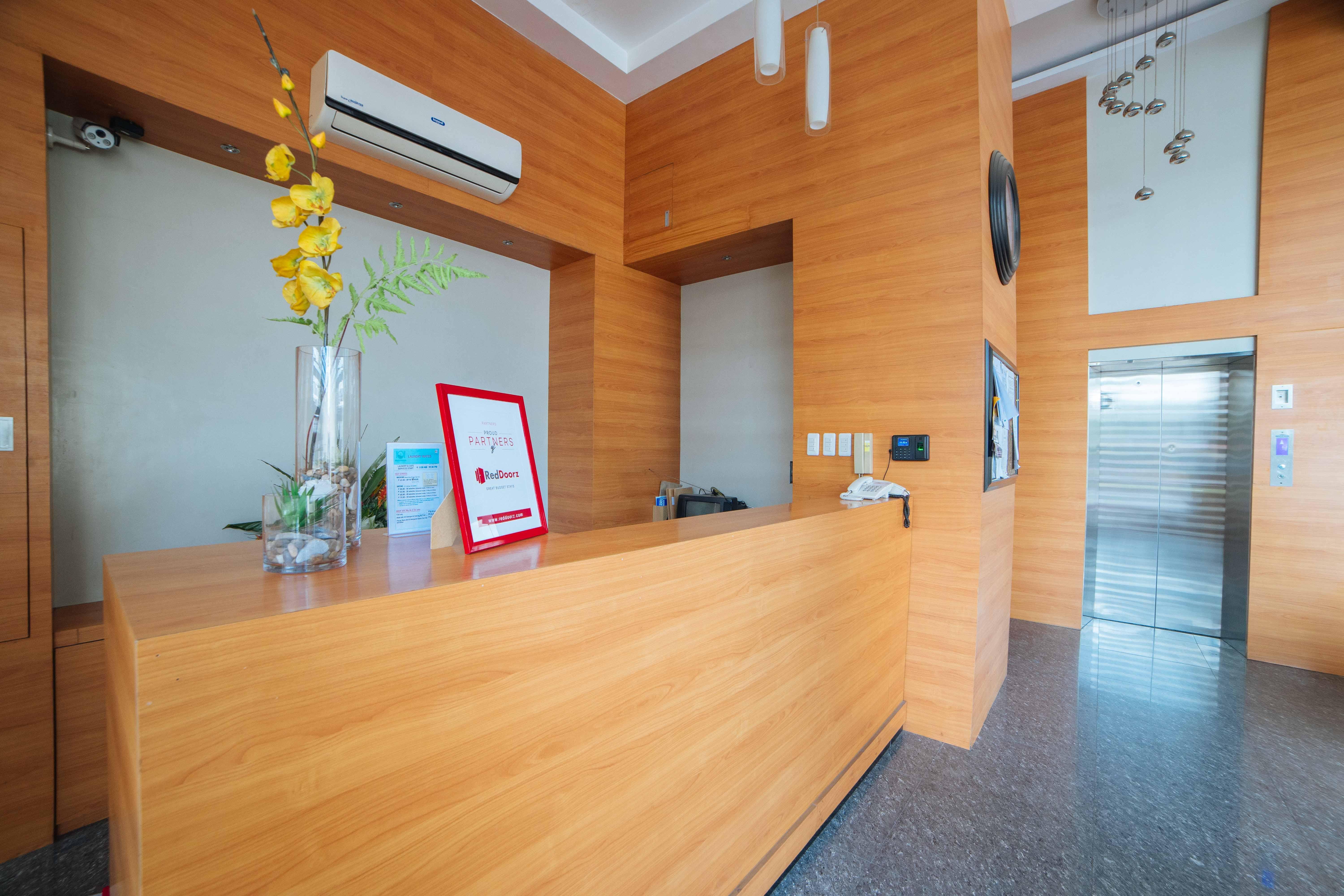 RedDoorz Plus @ Roxas Street Davao Stadt Exterior foto