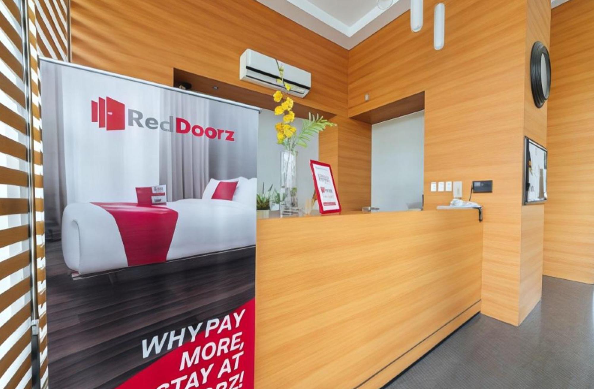 RedDoorz Plus @ Roxas Street Davao Stadt Exterior foto