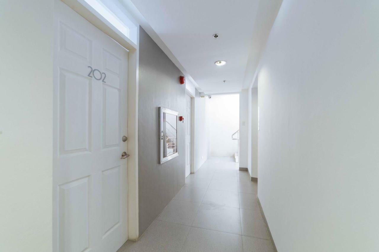 RedDoorz Plus @ Roxas Street Davao Stadt Exterior foto