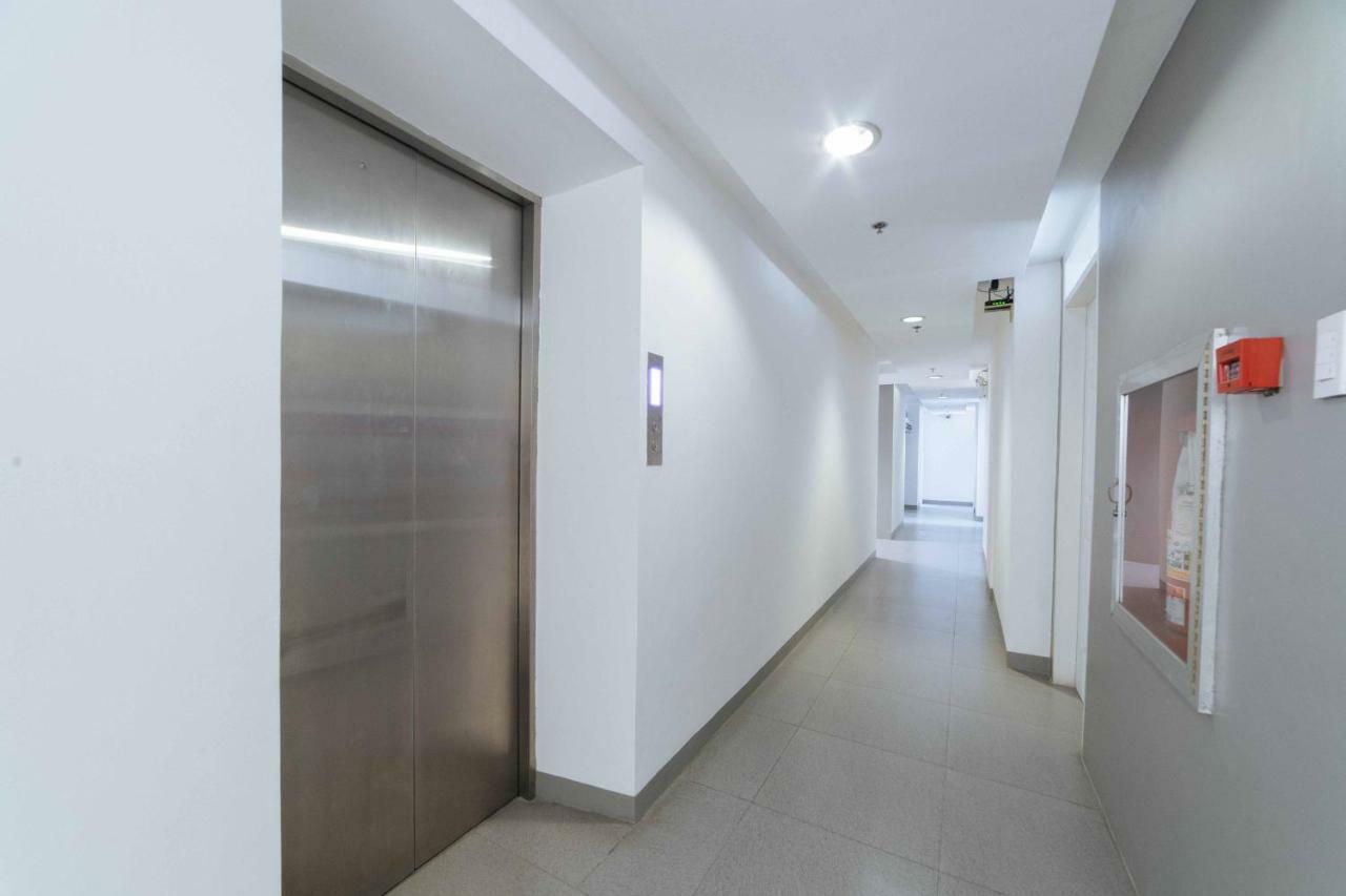 RedDoorz Plus @ Roxas Street Davao Stadt Exterior foto