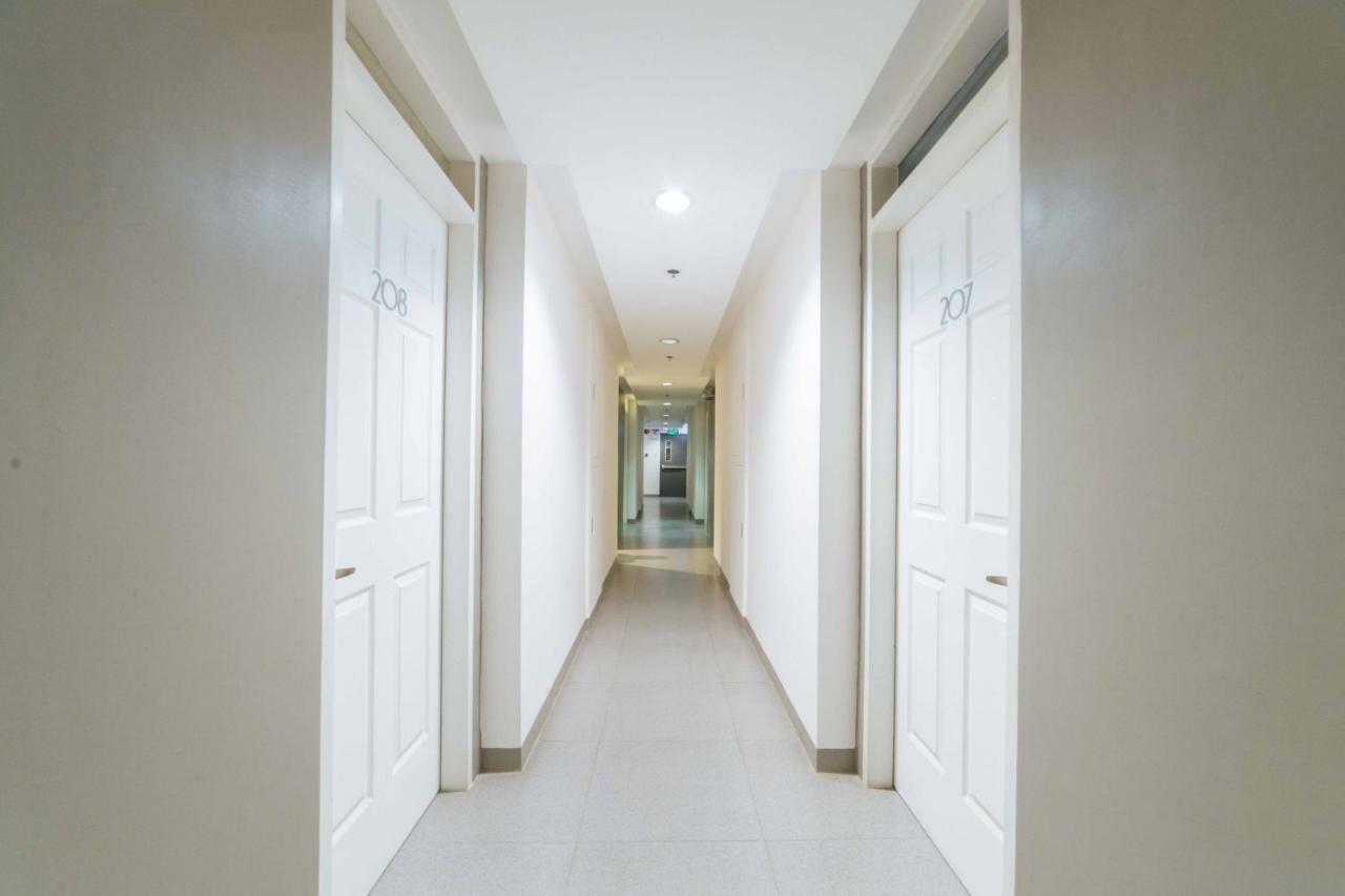 RedDoorz Plus @ Roxas Street Davao Stadt Exterior foto