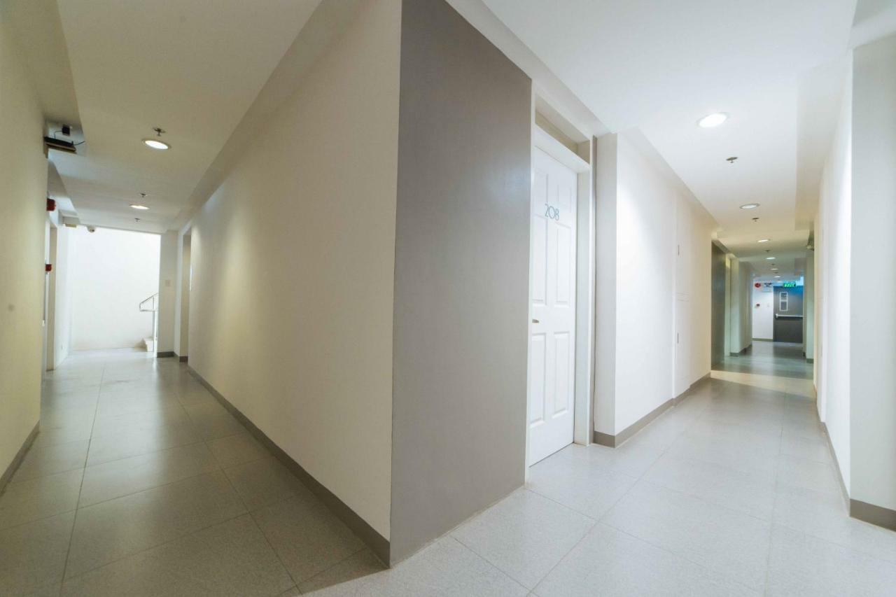 RedDoorz Plus @ Roxas Street Davao Stadt Exterior foto