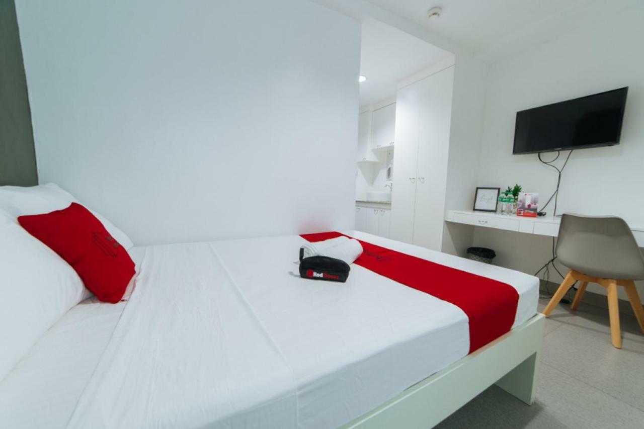 RedDoorz Plus @ Roxas Street Davao Stadt Exterior foto