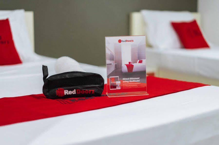 RedDoorz Plus @ Roxas Street Davao Stadt Exterior foto