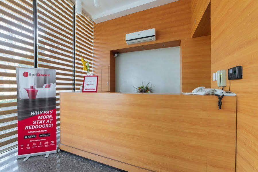 RedDoorz Plus @ Roxas Street Davao Stadt Exterior foto
