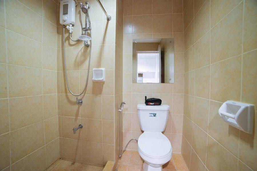 RedDoorz Plus @ Roxas Street Davao Stadt Exterior foto